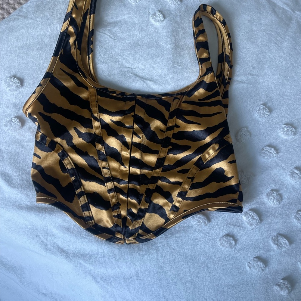 lioness top